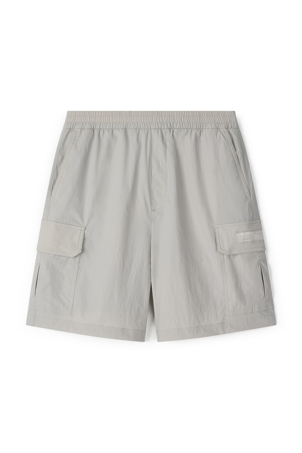 남성 5부 카고 팬츠 FPBPT259M은 여름철 캐주얼과 스트릿 스타일을 모두 만족시키는 필수 아이템입니다. 나일론과 폴리우레탄 혼방 소재로 제작되어 편안한 착용감과 활동성을 제공하며, 무지 디자인으로 어떤 상의와도 쉽게 코디할 수 있습니다. 동네 마실룩, 여행룩, 휴가룩 등 다양한 TPO에 활용 가능하며, 카고 포켓 디테일로 실용성을 더했습니다. 블랙, 카키, 라이트 그레이, 베이지, 다크 그레이, 블루 등 6가지 다채로운 컬러로 출시되어 폭넓은 선택지를 제공합니다. 5부 기장으로 시원하고 트렌디한 여름 스타일을 연출해보세요.
