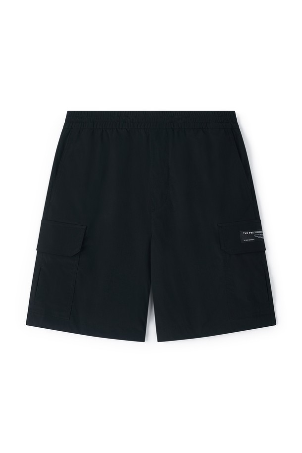 남성 5부 카고 팬츠 FPBPT259M은 여름철 스트릿 및 캐주얼 스타일을 연출하기 좋은 5부 기장의 남성용 바지입니다. 블랙, 카키, 라이트 그레이, 베이지 4가지 색상으로 출시되어 다양한 상의와 매치하기 용이합니다. 나일론과 폴리우레탄 혼방 소재로 제작되어 편안한 착용감을 제공하며, 일상생활은 물론 동네 마실룩, 여행룩으로도 활용하기 좋습니다. 무지 디자인으로 어떤 스타일에도 잘 어울리며, 스트리트 감성을 더해 데일리 팬츠로 손색없습니다.
