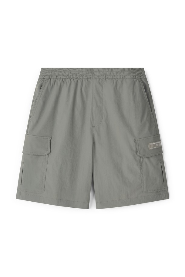 남성 5부 카고 팬츠 FPBPT259M은 여름철 시원하게 즐길 수 있는 남성용 반바지입니다. 나일론과 폴리우레탄 혼방 소재로 제작되어 얇고 가벼운 착용감을 선사하며, 레귤러핏으로 편안한 활동성을 보장합니다. 블랙, 카키, 라이트 그레이, 베이지, 다크 그레이, 블루 등 다양한 색상으로 출시되어, 캐주얼과 스트릿 스타일 모두 소화 가능합니다. 밴딩 처리된 허리와 사이드 카고 포켓 디테일이 실용성을 더하며, 동네 마실룩, 여행룩, 휴가룩 등 다방면으로 활용하기 좋습니다. 무지 디자인으로 어떤 상의와도 쉽게 매치할 수 있어, 미니멀한 스타일을 선호하는 분들께도 추천합니다.
