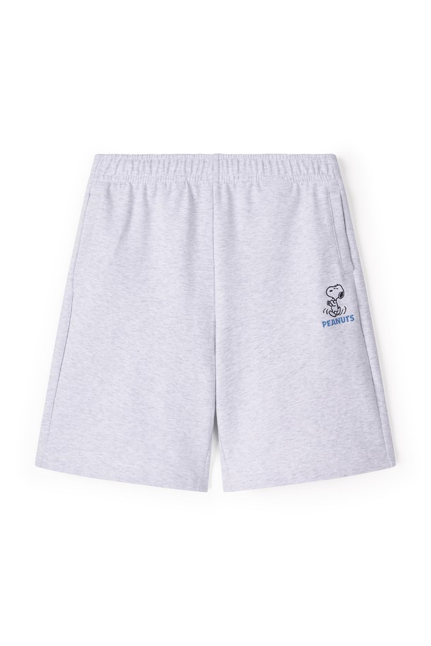 남성 스누피 트레이닝 팬츠 FPBPT279M은 일상에서 편안하게 착용하기 좋은 트레이닝 팬츠입니다. 크림, 블랙, 멜란지 그레이 3가지 색상으로 출시되어 다양한 스타일을 연출할 수 있습니다. 면과 폴리에스테르 혼방 소재로 제작되어 사계절 내내 활용 가능하며, 스누피 캐릭터 디자인으로 포인트를 더했습니다. 집콕룩, 산책룩, 동네 마실룩 등 편안한 TPO에 적합하며, 캐주얼, 스트리트, 미니멀 스타일을 즐겨 입는 남성분들께 추천합니다.
