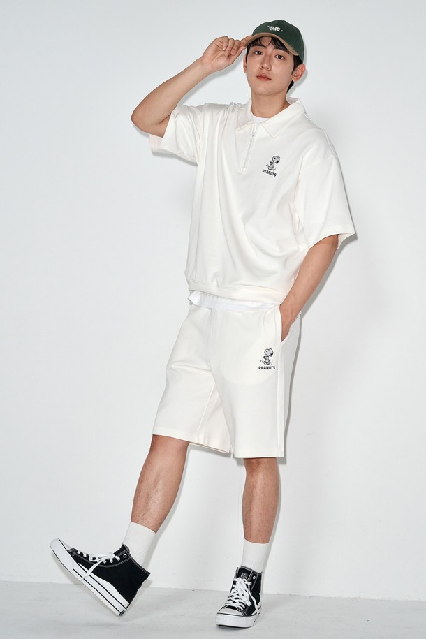 남성 스누피 트레이닝 팬츠 FPBPT279M은 일상과 스포츠 활동에 적합한 남성용 트레이닝 팬츠입니다. 멜란지 그레이, 블랙, 크림 세 가지 색상으로 출시되었으며, 부드러운 촉감의 면 60%와 폴리에스터 40% 혼방 소재로 제작되었습니다. 레귤러핏 긴바지로, 스누피 캐릭터 디자인이 특징이며, 밴딩 처리되어 편안한 착용감을 제공합니다. 집콕룩, 산책룩, 피트니스룩 등 다양한 TPO에 맞춰 캐주얼, 스포티, 스트리트 스타일을 연출할 수 있습니다. 사계절 내내 활용 가능한 실용적인 아이템입니다.
