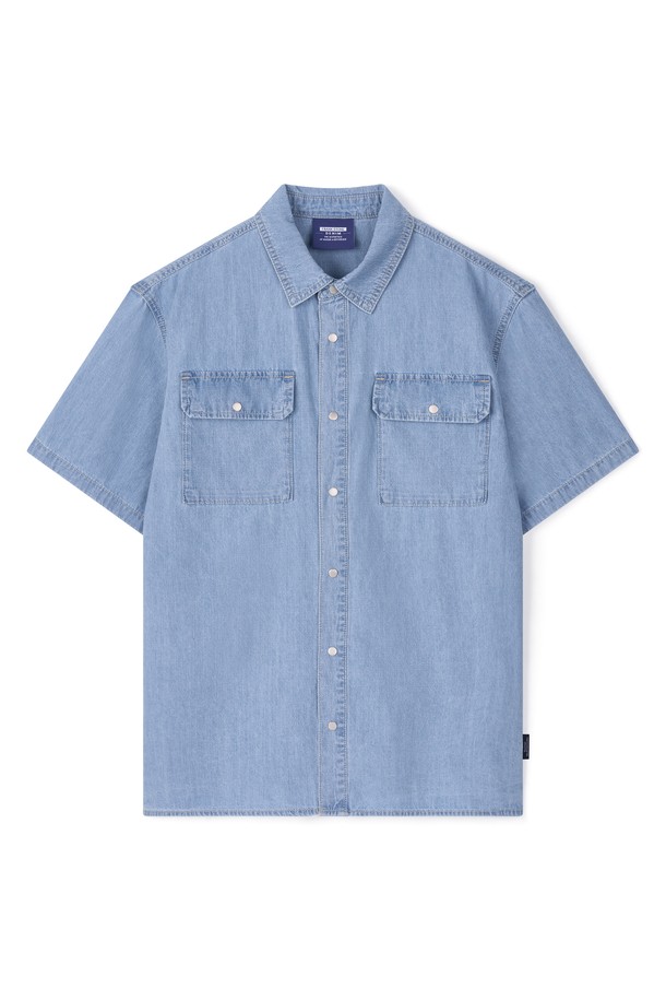 남성용 반팔 데님 셔츠 FPBSH252M (라이트 블루)입니다. 봄, 여름 시즌에 어울리는 레귤러 핏의 캐주얼 데님 셔츠로, 차이나칼라와 투포켓 디자인이 특징입니다. 얇은 두께감의 면 소재로 제작되어 편안한 착용감을 선사하며, 무지 패턴으로 다양한 스타일 연출이 용이합니다. 데이트룩, 카페룩은 물론, 캐주얼, 스트리트, 미니멀 스타일 모두 소화 가능합니다. 부드러운 촉감과 레귤러 기장으로 활동성 또한 보장합니다.
