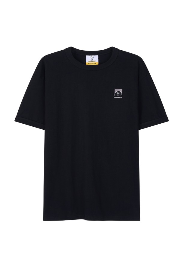 남성 스누피 그래픽 반팔 티셔츠 FPBTS274M는 캐주얼과 스트릿 스타일을 즐겨 입는 남성을 위한 여름철 필수 아이템입니다. 화이트와 블랙 두 가지 색상으로 출시되어 어떤 옷에도 잘 어울리며, 면 소재로 제작되어 편안한 착용감을 선사합니다. 라운드넥 디자인과 반소매 기장으로 활동성을 높였으며, 귀여운 스누피 그래픽 프린트가 돋보이는 디자인입니다. 동네 마실룩이나 여행룩으로 활용하기 좋으며, 미니멀한 스타일을 선호하는 분들께도 추천합니다.
