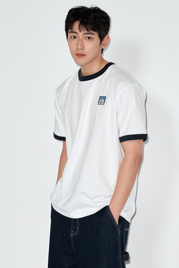 남성 스누피 그래픽 반팔 티셔츠 FPBTS274M은 캐주얼한 스타일을 선호하는 남성을 위한 반팔 티셔츠입니다. 부드러운 면 소재로 제작되어 봄, 여름철 편안하게 착용 가능하며, 레귤러 핏으로 어떤 스타일에도 잘 어울립니다. 귀여운 스누피 캐릭터 프린트가 돋보이며, 라운드넥 디자인으로 편안함을 더했습니다. 동네 마실룩, 여행룩 등 다양한 TPO에 맞춰 캐주얼, 미니멀, 스트리트 스타일을 연출할 수 있습니다. 화이트, 블랙 두 가지 색상으로 출시되어 취향에 맞게 선택할 수 있습니다.
