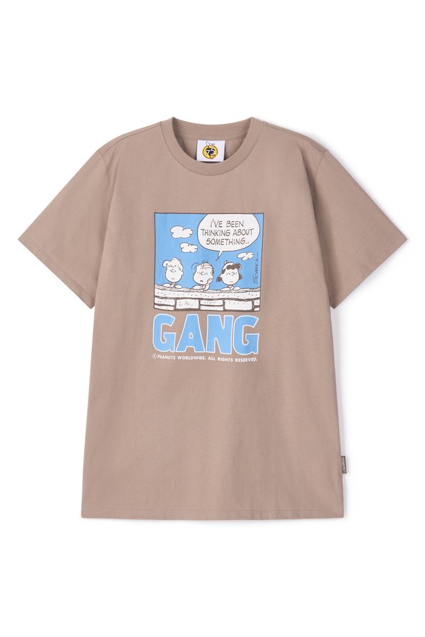 남성 스누피 GANG 반팔 티셔츠 FPBTS273M은 편안한 면 소재로 제작되어 봄, 여름 일상에서 활용하기 좋습니다. 라이트 베이지와 아이보리 두 가지 색상으로 출시되었으며, 라운드넥 디자인에 레귤러 기장으로 제작되었습니다. 스누피 콜라보레이션으로 'I'VE BEEN THINKING ABOUT SOMETHING' 텍스트 디자인이 돋보이는 캐주얼 스타일의 반팔 티셔츠입니다. 동네 마실룩, 여행룩 등 다양한 TPO에 맞춰 미니멀, 스트리트 스타일을 연출할 수 있습니다. 반소매 디자인으로 시원하게 착용 가능합니다.
