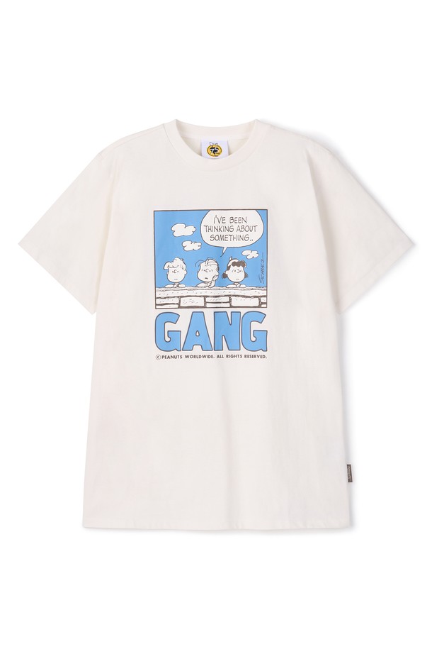 남성 스누피 GANG 반팔 티셔츠 FPBTS273M입니다. 부드러운 면 소재로 제작되어 편안한 착용감을 제공하며, 아이보리, 베이지 컬러로 출시되었습니다. 스누피 캐릭터 프린팅이 돋보이는 캐주얼, 스트릿 스타일의 반팔 티셔츠로, 봄, 여름 시즌에 활용하기 좋습니다. 라운드넥 디자인에 레귤러 기장으로, 동네 마실룩, 봄 소풍룩 등 다양한 TPO에 맞춰 스타일링할 수 있습니다.

