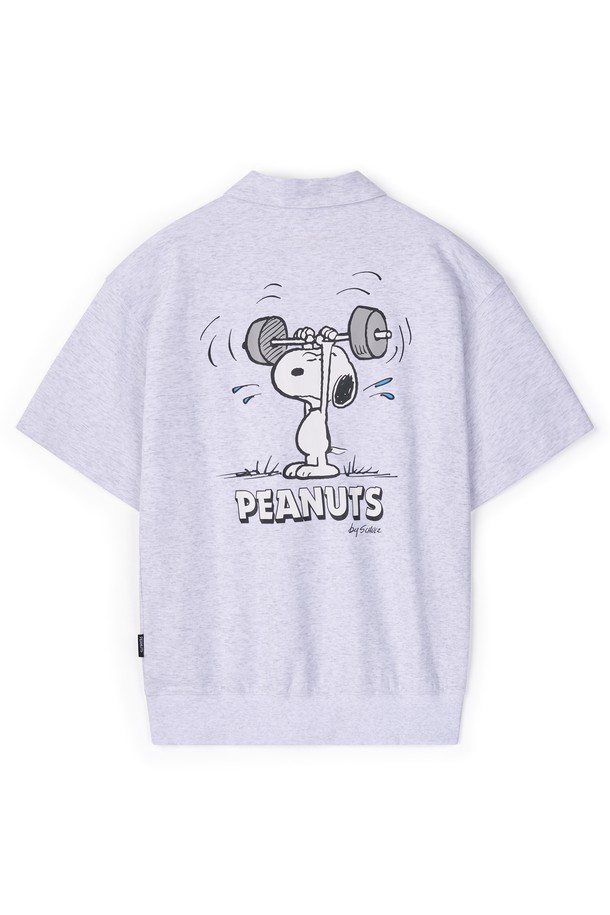 남성 스누피 반집업 카라 반팔 티셔츠 FPBTS279M은 캐주얼과 스트리트 스타일을 모두 아우르는 남성용 반팔 티셔츠입니다. 멜란지 그레이, 블랙, 크림 세 가지 색상으로 출시되었으며, 면 60%와 폴리에스터 40% 혼방 소재로 제작되어 편안한 착용감을 제공합니다. 레귤러 핏의 반소매 디자인에 스누피 캐릭터 프린팅이 더해져 귀여움을 더했습니다. 간절기에는 단독으로, 봄, 여름 시즌에는 가볍게 즐겨 입기 좋은 데일리 아이템입니다. 반집업 카라 디자인으로 스타일리시함을 더했습니다.
