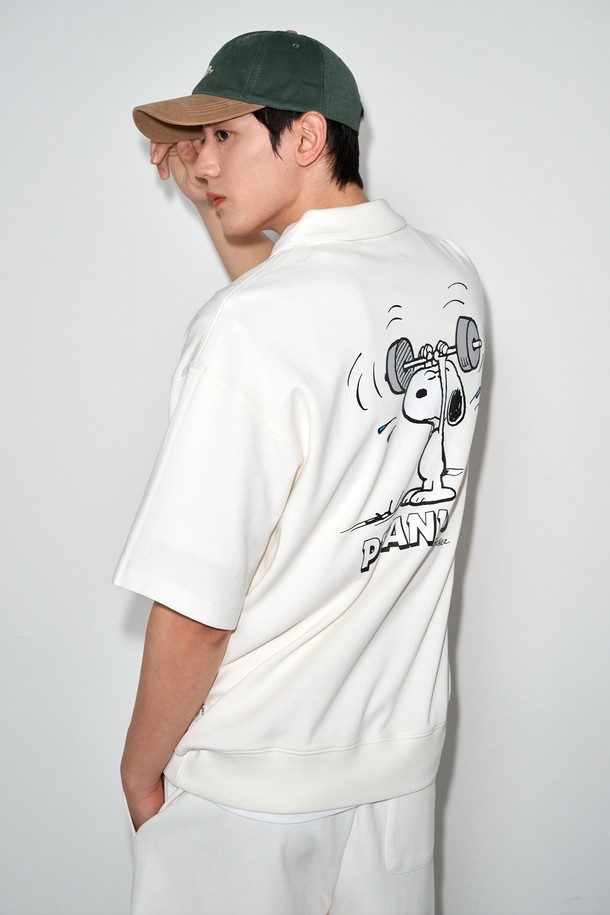 남성 스누피 반집업 카라 반팔티셔츠 FPBTS279M는 여름철 캐주얼 스타일을 완성하는 데 적합한 아이템입니다. 크림, 블랙, 멜란지 그레이 세 가지 색상으로 출시되어 취향에 맞게 선택할 수 있습니다. 면과 폴리에스테르 혼방 소재로 제작되어 편안한 착용감을 선사하며, 반소매 기장과 레귤러 기장으로 활동성을 높였습니다. 귀여운 스누피 캐릭터 프린트와 카라 디테일이 더해져 미니멀하면서도 개성 있는 스타일을 연출합니다. 일상복으로 활용하기 좋은 실용적인 반팔 티셔츠입니다.
