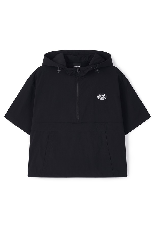 여성 후드 윈드브레이커 반팔 점퍼 FPBJP752F는 봄, 여름 시즌에 활용하기 좋은 캐주얼하고 스포티한 스타일의 아우터입니다. 무지 디자인에 블랙과 라이트 핑크 두 가지 색상으로 출시되어 일상복으로 편안하게 착용할 수 있습니다. 후드 디자인과 반소매 스타일이 특징이며, 얇은 두께감으로 가볍게 걸치기 좋습니다. 방풍 기능을 갖춘 레귤러핏의 집업 스타일 윈드브레이커로, 동네 마실룩, 산책룩, 여행룩 등 다양한 TPO에 매치하여 미니멀한 스타일을 연출할 수 있습니다. 나일론, 폴리우레탄, 폴리에스테르 혼방 소재로 제작되어 활동성을 높였습니다.
