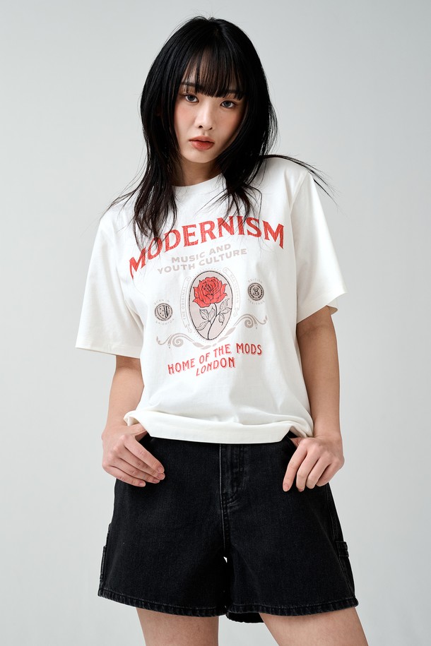 우먼 로즈 그래픽 피그먼트 반팔 티셔츠 BPCTS851F는 여성용 티셔츠로, 봄과 여름에 어울리는 모던하고 베이직한 스타일을 연출합니다. 크림, 다크 그레이 두 가지 컬러로 출시되었으며, 레귤러 핏에 라운드넥 디자인으로 편안한 착용감을 선사합니다. 면 소재로 제작되어 부드러운 촉감을 자랑하며, 피그먼트 워싱 기법으로 빈티지한 멋을 더했습니다. 플라워 그래픽 프린팅과 "MODERNISM MUSIC AND YOUTH CULTURE", "HOME OF THE MODS LONDON" 텍스트가 디자인 포인트로, 동네 마실룩이나 카페룩에 캐주얼, 미니멀, 클래식한 무드를 더해줍니다.
