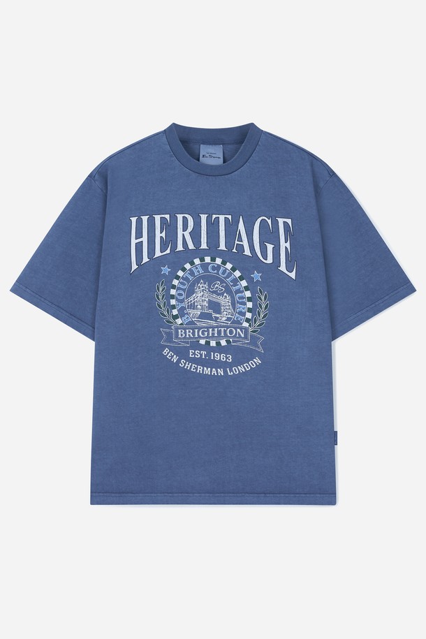 **레트로 피그먼트 반팔 티셔츠 BPCTS351M**

블루와 다크그레이 컬러의 레트로 무드를 담은 남녀 공용 반팔 티셔츠입니다. 면 소재로 제작되어 봄, 여름철 일상에서 편안하게 착용하기 좋습니다. 세미오버핏으로 트렌디하며, 라운드넥에 헤리티지 프린트 디자인과 EST 1963 BRIGHTON LONDON SHERMAN 텍스트가 특징입니다. 피그먼트 프린팅 기법을 사용하여 빈티지한 멋을 더했으며, 동네 마실룩이나 카페룩 등 캐주얼하고 미니멀한 스타일을 연출하기에 좋습니다.
