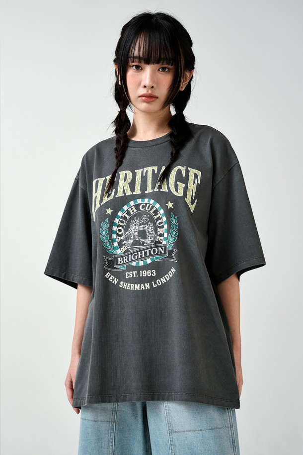 레트로 피그먼트 반팔티셔츠 BPCTS351M는 남녀 공용으로 착용 가능한 반팔 티셔츠입니다. 블루와 다크그레이 두 가지 색상으로 제공되며, 봄, 여름 시즌에 일상복으로 활용하기 좋습니다. 부드러운 면 소재로 제작되어 편안한 착용감을 선사하며, 세미 오버핏으로 레트로 및 캐주얼 스타일을 연출합니다. 피그먼트 워싱 처리와 빈티지 프린팅 기법을 통해 헤리티지 무드를 더했습니다. 라운드넥, 반소매 기장의 레귤러 기장으로, 동네 마실룩이나 카페룩과 같은 TPO에 적합합니다.
