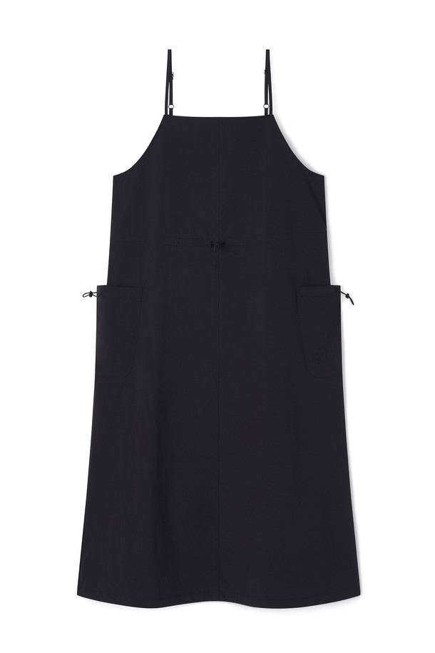 여성 나일론 스트링 원피스 FPBOP721F는 가볍고 부드러운 촉감의 나일론과 폴리우레탄 혼방 소재로 제작되어 봄, 여름 시즌에 시원하게 착용하기 좋습니다. 라운드넥에 긴 소매 디자인, A라인 핏과 스트레이트 치마 타입으로 편안하면서도 여성스러운 실루엣을 연출합니다. 스트릿, 캐주얼 스타일을 아우르며, 데이트룩이나 카페룩에 매치하기 좋은 아이템입니다. 무지 디자인에 스트링 디테일로 포인트를 더해 미니멀하면서도 개성 있는 스타일을 완성합니다. 블랙, Light Beige 두 가지 색상으로 출시되었습니다.
