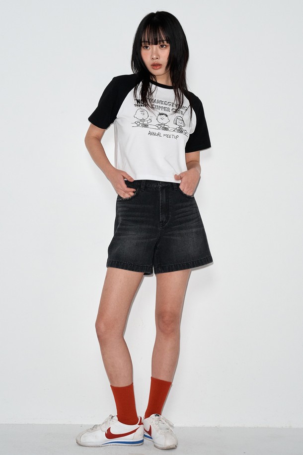 여성 워싱 숏 데님 FPBDP781F는 캐주얼, 스트릿 스타일을 연출하기 좋은 블랙 컬러의 데님 숏팬츠입니다. 봄, 여름 시즌에 적합하며, 일상 및 데이트룩, 쇼핑룩에 활용하기 좋습니다. 워싱 디테일이 돋보이는 일자핏 레귤러핏으로, 데님과 면 혼방 소재로 제작되어 편안한 착용감을 선사합니다. 심플하면서도 개성 있는 스타일을 원하는 여성분들에게 추천합니다.
