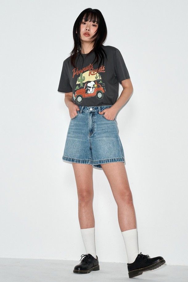 여성 숏 데님 FPBDP783F는 봄, 여름 시즌에 어울리는 데님 숏팬츠입니다. 라이트 블루 컬러의 무지 디자인으로 캐주얼, 스트리트, 미니멀 스타일을 연출하기 좋습니다. 면과 폴리에스터 혼방 소재로 제작되었으며, 얇은 두께감과 레귤러핏으로 편안한 착용감을 선사합니다. 데님 워싱 처리로 자연스러운 분위기를 더했으며, 여행룩이나 휴가룩으로 활용하기 좋습니다. 데일리룩으로 부담없이 즐겨 입을 수 있는 아이템입니다.
