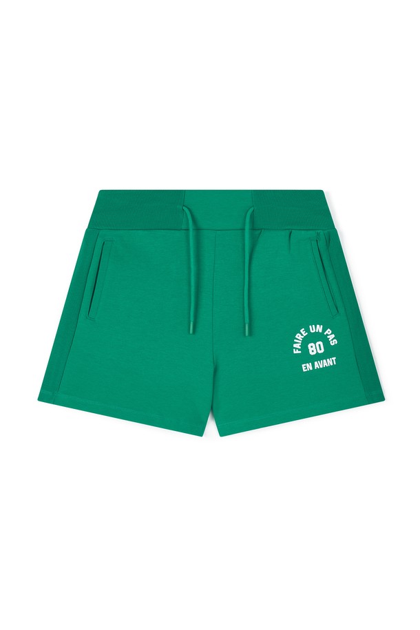 여성 SET-UP 트레이닝 스웻 숏 팬츠 FPBPT735F는 편안함과 스타일을 모두 갖춘 여름철 필수 아이템입니다. 멜란지 그레이, 다크 그레이, 그린, 크림 4가지 색상으로 출시되어, 캐주얼 및 스포티한 스타일을 연출하기 좋습니다. 면과 폴리에스테르 혼방 소재로 제작되어 부드러운 촉감을 제공하며, 얇은 두께감으로 시원하게 착용 가능합니다. 귀여운 스누피 캐릭터 디자인이 포인트로 들어가, 동네 마실룩, 집콕룩, 피트니스룩 등 다양한 TPO에 활용하기 좋습니다. 밴딩 처리된 레귤러핏 숏 팬츠로, 세트업 아이템으로 함께 코디하여 더욱 스타일리시하게 연출해보세요.
