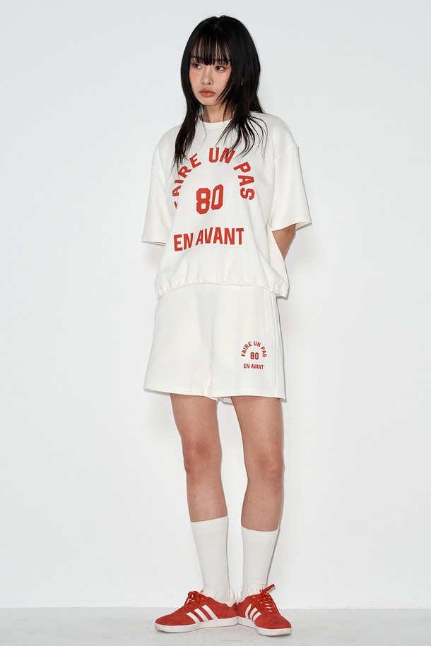 여성 SET-UP 트레이닝 스웻 숏 팬츠 FPBPT735F는 부드러운 면과 폴리에스테르 혼방 소재로 제작되어 얇고 가벼운 착용감을 제공합니다. 루즈핏으로 편안하게 떨어지는 핏과 밴딩 허리 디자인으로 활동성을 높였으며, 일상과 운동 시 모두 활용 가능한 실용적인 아이템입니다. 멜란지그레이, 다크그레이, 그린, 크림 등 4가지 모던한 컬러로 출시되어 스포티, 캐주얼, 미니멀 스타일을 연출하기 좋습니다. 집콕룩이나 산책룩으로 편안하게, 혹은 세트업하여 스타일리시하게 연출해보세요. 봄, 여름 시즌에 활용하기 좋은 숏 기장의 트레이닝 팬츠입니다.
