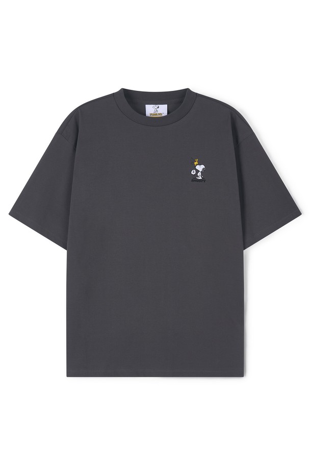 유니 스누피 그래픽 반팔 티셔츠 FPBTS271U는 캐주얼과 스트릿 스타일을 즐기는 유니섹스 고객을 위한 반팔 티셔츠입니다. 면 65%와 폴리에스터 35% 혼방 소재로 제작되어 편안한 착용감을 제공하며, 봄, 여름 시즌에 적합합니다. 라운드넥에 레귤러핏으로 디자인되었으며, 화이트와 다크그레이 두 가지 색상으로 만나볼 수 있습니다. 스누피 캐릭터 프린트가 돋보이는 이 티셔츠는 동네 마실룩이나 여행룩에 포인트 아이템으로 활용하기 좋습니다. 일상 속에서 미니멀한 스타일을 추구하는 분들께 추천합니다.
