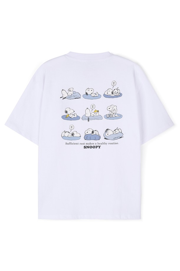 유니 스누피 그래픽 반팔 티셔츠 FPBTS271U는 캐주얼한 스타일을 선호하는 유니섹스를 위한 반팔 티셔츠입니다. 부드러운 촉감의 면 65%, 폴리에스테르 35% 혼방 소재로 제작되어 편안한 착용감을 제공합니다. 라운드넥 디자인에 레귤러핏으로 제작되었으며, 시원한 여름에 어울리는 얇은 두께감입니다. 귀여운 스누피 캐릭터 프린트가 돋보이며, 동네 마실룩, 집콕룩, 여름 바캉스룩 등 다양한 TPO에 활용하기 좋습니다. 화이트와 다크그레이 두 가지 색상으로 출시되어 미니멀한 스타일을 연출하기 용이합니다.

