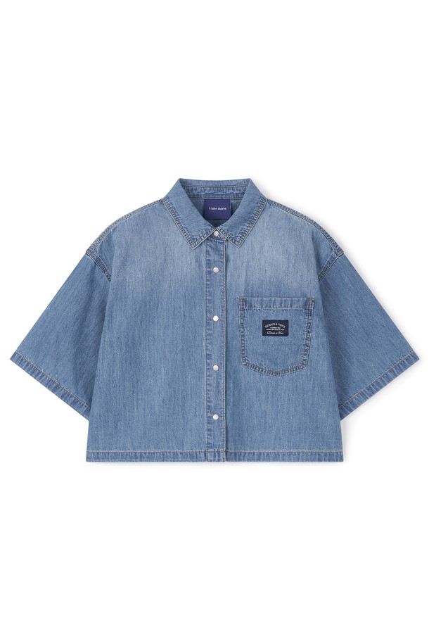 프랭크 스톤 여성 반팔 데님 셔츠 FPBSH756F입니다. 라이트 블루 컬러의 무지 디자인으로, 봄, 여름 시즌 데일리 및 캐주얼룩에 활용하기 좋은 아이템입니다. 오버핏 크롭 기장으로 트렌디한 스타일을 연출하며, 차이나 칼라와 반소매 디자인이 특징입니다. 데님 소재 특유의 시원함과 편안한 착용감을 제공하며, 동네 마실룩, 쇼핑룩 등 다양한 TPO에 매치하기 좋습니다. 캐주얼, 스트리트, 미니멀 스타일을 즐겨 입는 여성분들께 추천합니다.
