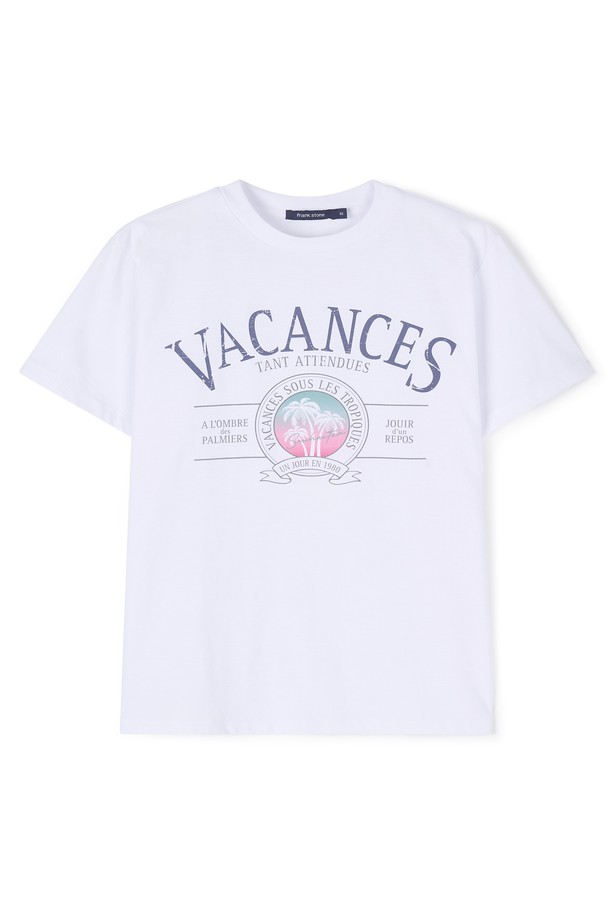 여성 VACANCES(바캉스) 그래픽 반팔 티셔츠 FPBTS711F는 여름 시즌을 위한 캐주얼 스타일의 반팔 티셔츠입니다. 화이트와 다크그레이 두 가지 색상으로 제공되며, 레귤러핏으로 편안하게 착용할 수 있습니다. 얇은 두께의 면 소재로 제작되어 시원하며, 팜트리 테마와 1980년대 영감을 받은 VACANCES ATTENDUES(바캉스 아텅듀) 그래픽 프린트와 프랑스어 텍스트가 특징입니다. 라운드넥과 반소매 디자인으로 일상, 여행, 휴가룩에 모두 잘 어울립니다. 미니멀하고 레트로한 무드를 연출하기 좋습니다.
