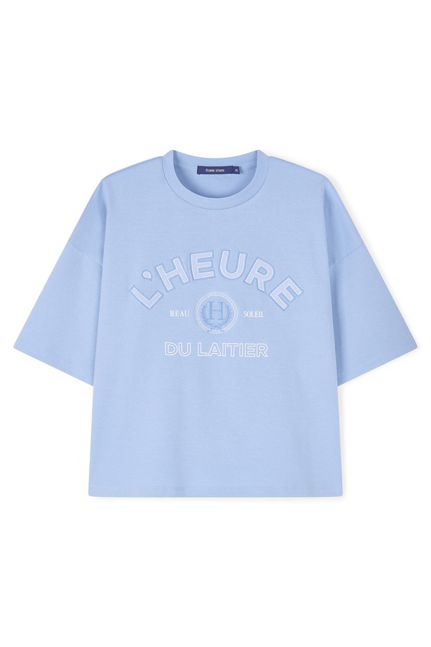 "BEAU SOLEIL DU LAITIER" 컬렉션의 여성 레터링 반팔 티셔츠 FPBTS712F입니다. 스카이블루와 크림 두 가지 색상으로 출시되었으며, 봄, 여름 계절에 일상에서 캐주얼 또는 스트릿 스타일로 연출하기 좋습니다. 나일론과 폴리우레탄 혼방 소재로 제작되어 편안한 착용감을 제공하며, 라운드넥 디자인과 반소매 기장으로 시원하게 입을 수 있습니다. 데이트룩, 카페룩 또는 미니멀 스타일을 선호하는 여성분들에게 추천합니다.
