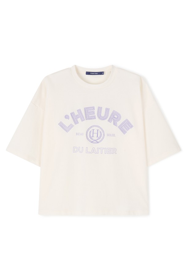 여성 레터링 반팔 티셔츠 FPBTS712F는 프랭크스톤 컬렉션으로, 스카이블루와 크림 두 가지 색상으로 만나볼 수 있습니다. 부드러운 촉감의 나일론, 폴리우레탄 혼방 소재로 제작되어 여름철에도 시원하게 착용 가능합니다. 라운드넥에 루즈핏으로 편안한 착용감을 선사하며, 캐주얼, 스트리트, 미니멀 스타일을 연출하기 좋습니다. 반소매 기장의 얇은 두께로 가볍게 즐겨 입기 좋고, 레터링 패턴으로 포인트를 더했습니다. 일상에서 스타일리시하게 활용할 수 있는 필수 아이템입니다.
