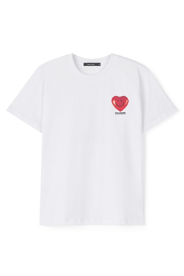 여성 하트 그래픽 반팔 티셔츠 FPBTS723F는 S/S 컬렉션의 "SOURIRE Collection" 제품으로, 일상 및 캐주얼 스타일을 위한 반팔 티셔츠입니다. 라운드넥 디자인에 화이트, 블랙, 프랑스 스톤 세 가지 컬러로 출시되어 다양한 코디에 활용하기 좋습니다. 면 소재로 제작되어 편안한 착용감을 제공하며, 하트 그래픽 패턴이 캐주얼하고 스트릿 무드를 연출합니다. 레귤러 기장으로 85, 90 사이즈를 선택할 수 있습니다. 여름 시즌에 시원하게 즐길 수 있는 아이템입니다.
