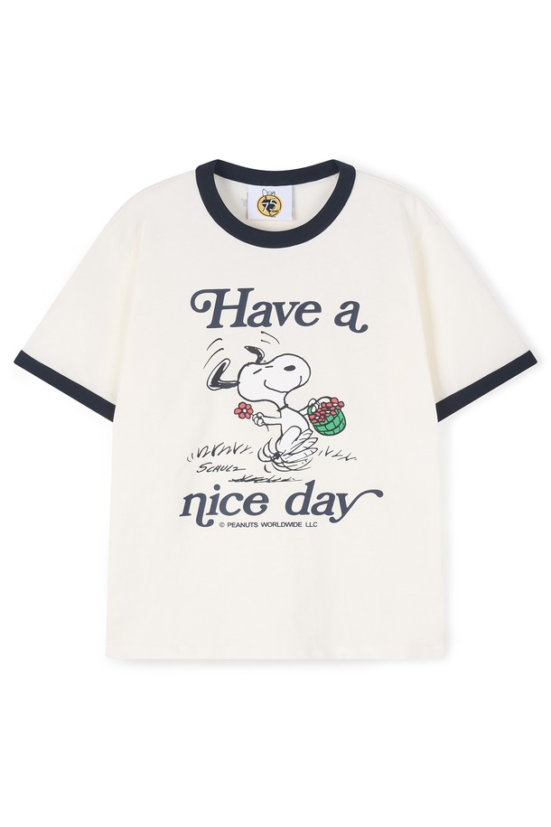 여성 스누피 플라워 반팔 티셔츠 FPBTS774F는 캐주얼 스타일에 잘 어울리는 티셔츠입니다. 봄, 여름 시즌에 적합하며, 부드러운 면 소재로 제작되어 편안한 착용감을 선사합니다. 라운드 넥에 레귤러 핏으로 디자인되었으며, 화이트와 네이비 두 가지 색상으로 만나볼 수 있습니다. 스누피 캐릭터와 플라워 패턴이 조화롭게 어우러져 귀여운 포인트를 더하며, 동네 마실룩, 산책룩 등 가벼운 일상에서 미니멀하게 착용하기 좋습니다.
