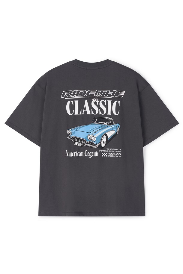 남성 CLASSIC (클래식) 그래픽 반팔 티셔츠 FPBTS213M입니다. 오프화이트와 다크그레이 두 가지 색상으로 출시되었으며, 여름철 일상에서 편안하게 착용하기 좋습니다. 면 소재로 제작되어 부드러운 촉감을 제공하며, 라운드넥 디자인과 레귤러 기장으로 제작되었습니다. 클래식, 캐주얼, 스트릿 스타일을 모두 소화할 수 있는 그래픽 프린트 반팔 티셔츠입니다.
