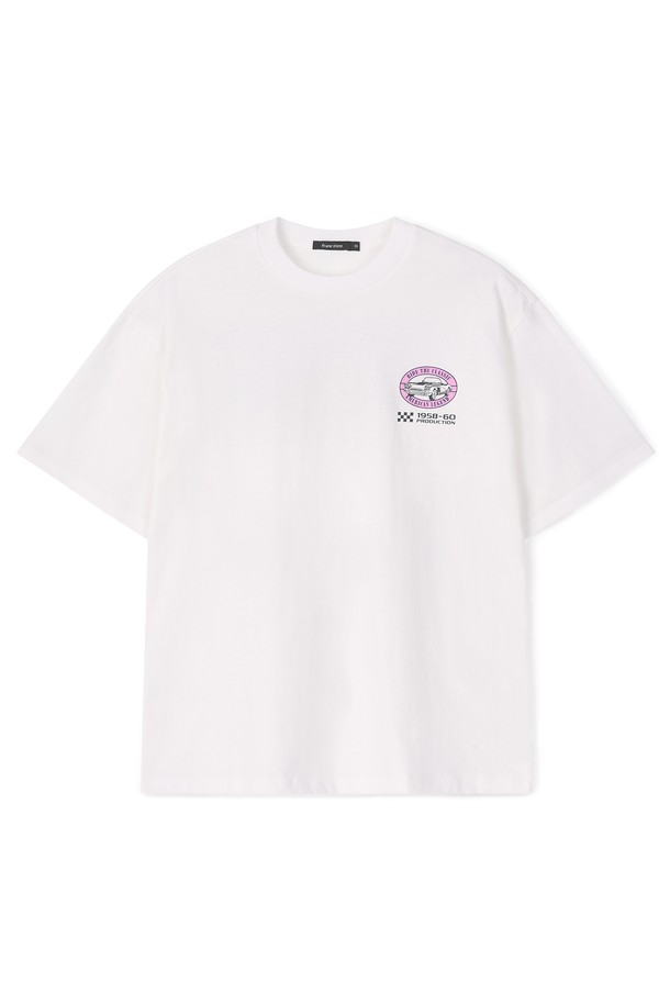 남성 CLASSIC(클래식) 그래픽 반팔 티셔츠 FPBTS213M는 일상에서 편안하게 착용하기 좋은 남성용 반팔 티셔츠입니다. 오프화이트와 다크그레이 두 가지 색상으로 제공되며, 봄과 여름 시즌에 적합합니다. 클래식핏으로 제작되어 편안한 착용감을 제공하며, 라운드넥 디자인과 반소매 기장으로 심플한 스타일을 연출합니다. 면 소재로 제작되어 부드러운 촉감을 자랑하며, 로고 및 그래픽 패턴으로 포인트를 더했습니다.  스포츠 컬렉션으로, 데이트룩이나 산책룩 등 다양한 상황에서 스포티하고 캐주얼하게 활용할 수 있습니다.
