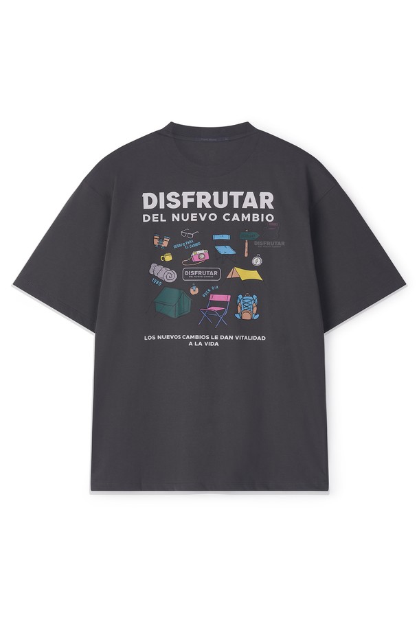 남성 캠핑 그래픽 반팔 티셔츠 FPBTS214M는 캠핑룩과 스트릿, 캐주얼 스타일을 모두 아우르는 남성용 반팔 티셔츠입니다. 다크그레이와 카키 두 가지 색상으로 출시되어, 어떤 스타일에도 쉽게 매치할 수 있습니다. 폴리에스터 소재로 제작되어 활동성이 좋고, 여름철에도 쾌적하게 착용 가능합니다. 라운드넥 디자인에 그래픽 프린트가 더해져 개성 있는 스타일을 연출합니다. 일상에서도 편안하게 입을 수 있어 활용도가 높습니다.
