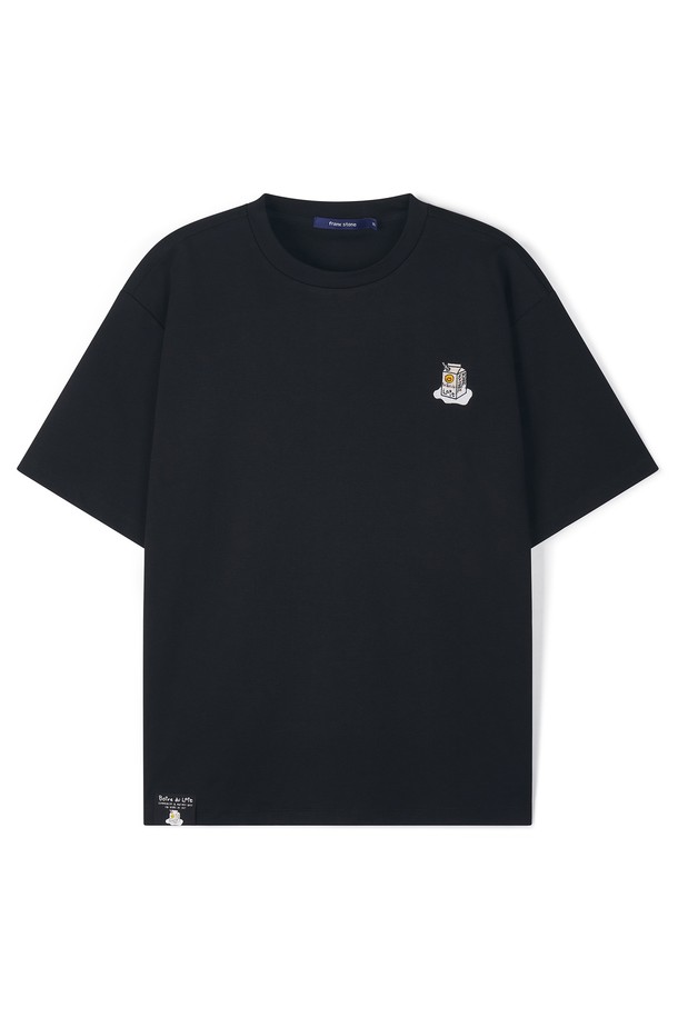 남성 MILK 반팔 티셔츠 FPBTS216M은 부드러운 촉감과 얇은 두께로 여름철 시원하게 착용하기 좋은 반팔 티셔츠입니다. 화이트와 블랙 두 가지 기본 컬러로 출시되어 어떤 스타일에도 매치하기 용이하며, 레귤러 핏으로 편안한 착용감을 선사합니다. 라운드넥 디자인에 무지 패턴으로 미니멀하고 베이직한 스타일을 연출하며, 데이트룩이나 동네 마실룩 등 일상 속에서 활용하기 좋습니다. 나일론, 면, 폴리우레탄 혼방 소재로 제작되어 활동성은 물론, 스트리트 감성을 더한 디자인이 특징입니다.
