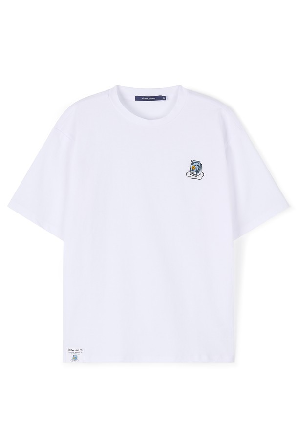 남성 MILK (밀크) 반팔 티셔츠 FPBTS216M입니다. 시원한 여름을 위한 'Cool Vibes Collection'으로, 스트릿과 캐주얼 스타일을 모두 소화할 수 있는 디자인입니다. 라운드넥 형태의 기본 디자인에 화이트와 블랙 두 가지 색상으로 출시되었습니다. 나일론과 폴리우레탄 혼방 소재로 제작되어 쾌적한 착용감을 선사합니다. 레귤러 기장의 반소매 티셔츠로, 미니멀한 스타일을 선호하는 남성에게 적합합니다.
