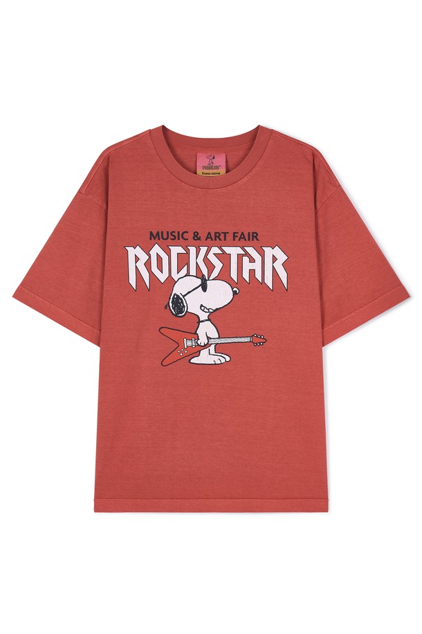 유니 스누피 그래픽 피그먼트 반팔 티셔츠는 MUSIC & ART FAIR 컬렉션과 PEANUTS 컬렉션의 콜라보레이션 제품으로, 스누피 캐릭터 디자인이 특징입니다. 면 소재로 제작되어 봄, 여름철 일상에서 편안하게 착용할 수 있으며, Dark Grey, Red 두 가지 색상으로 출시되었습니다. 라운드넥, 반소매, 레귤러 기장의 캐주얼 & 스트릿 스타일 반팔 티셔츠입니다.
