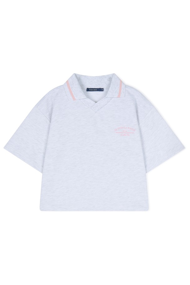 여성 SNOOPY (스누피) 컬렉션 넥 카라 배색 반팔 티셔츠 FPBTS736F 입니다. 캐주얼하고 미니멀한 스타일로, 여행룩과 휴가룩에 잘 어울립니다. 가볍고 시원한 면과 폴리에스테르 혼방 소재로 제작되어 여름철에도 편안하게 착용할 수 있습니다. Light Grey(라이트 그레이)와 Cream(크림) 두 가지 색상으로 출시되었으며, 배색 디자인과 카라 디테일이 특징입니다. 반소매 기장의 티셔츠로, 일상 속에서 편안하면서도 스타일리시함을 연출할 수 있습니다.
