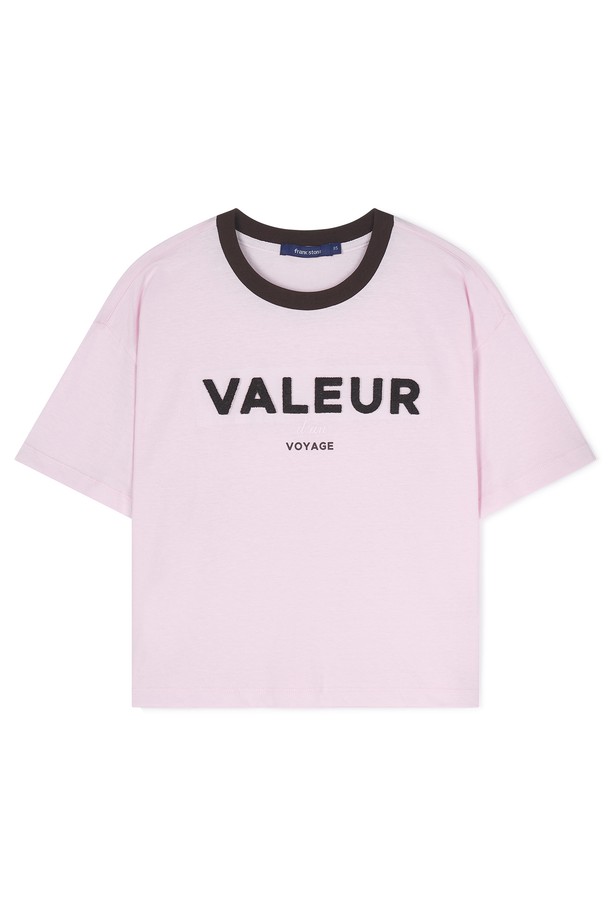 여성 레터링 반팔 티셔츠 FPBTS714F는 여름 시즌을 위한 캐주얼 스타일의 상의입니다. 화이트와 핑크 두 가지 색상으로 제공되며, 귀여운 스누피(SNOOPY) 프린팅과 "VALEUR du VOYAGE Collection Coolvibes" 레터링 디자인이 특징입니다. 반소매 기장으로 시원하게 착용할 수 있으며, 캐주얼하고 미니멀한 스타일을 연출하기 좋습니다. 일상복으로 편안하게 즐길 수 있는 여성 티셔츠입니다.
