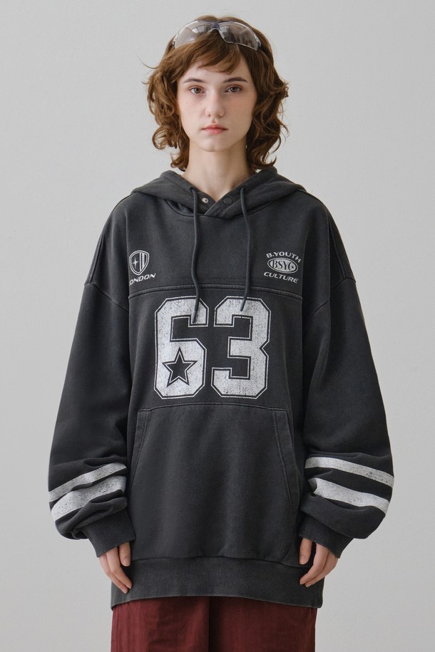 피그먼트 워시드 빈티지 63 스냅 후드 티셔츠 BPDTS406M는 빈티지한 무드를 자아내는 남녀 공용 후드 티셔츠입니다. 다크 그레이 컬러의 면 소재로 제작되어 가을, 겨울에 따뜻하게 착용하기 좋습니다. 박시핏과 후드 디자인으로 편안한 착용감을 선사하며, 피그먼트 워싱 가공과 시그니처 아트워크, 소매 디테일이 특징입니다. 스냅 여밈 방식과 두꺼운 두께감으로 보온성을 높였으며, 캐주얼, 미니멀, 스트리트 스타일을 즐겨 입는 분들께 추천합니다. 가을 나들이룩, 겨울 데일리룩, 집콕룩 등 다양한 TPO에 활용할 수 있습니다.
