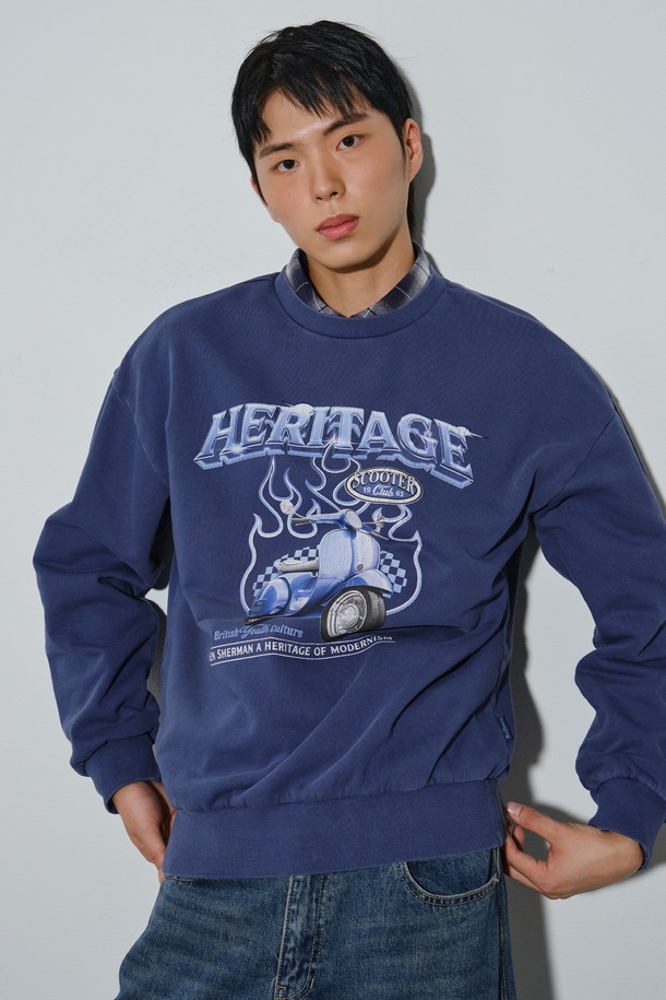 피그먼트 워시드 스쿠터 그래픽 스웨트 셔츠 BPDTS405M는 남녀 모두 착용 가능한 스웨트셔츠입니다. 부드러운 면 소재로 제작되어 가을, 겨울에 따뜻하고 편안하게 착용할 수 있습니다. 빈티지하고 캐주얼한 스타일로 일상복으로 활용하기 좋으며, 피그먼트 워싱 처리와 스쿠터 그래픽, 헤리티지 레터링이 돋보입니다. 레귤러핏과 라운드넥 디자인으로 편안한 착용감을 선사하며, 긴소매와 두꺼운 두께감으로 보온성을 더했습니다. 가을 나들이룩, 겨울 데일리룩, 집콕룩 등 다양한 TPO에 맞춰 캐주얼, 클래식, 미니멀 스타일을 연출해보세요.
