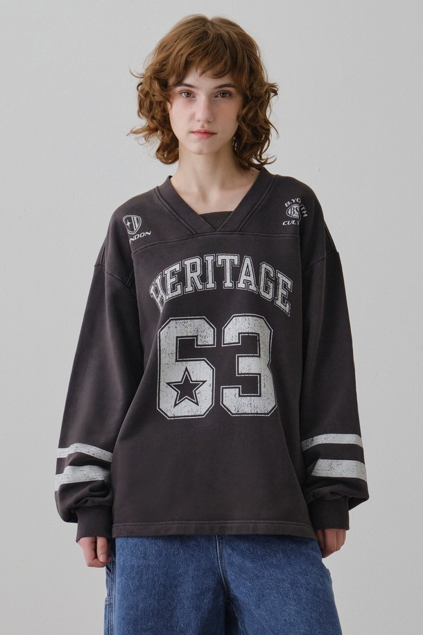 피그먼트 워시드 빈티지 63 브이넥 티셔츠 BPDTS907F는 빈티지한 무드를 강조한 상의 티셔츠입니다. 짙은 다크 그레이 컬러에 시그니처 아트워크와 로고 프린팅으로 포인트를 주었습니다. 피그먼트 워싱 가공을 통해 자연스러운 색감과 부드러운 터치감을 느낄 수 있으며, 컷 디자인과 슬리브 라인 디테일이 돋보입니다. 브이넥 라인에 넥라인 보강 처리를 더하여 내구성을 높였으며, 박시핏으로 편안하게 착용 가능합니다. 동네 마실룩 또는 카페룩 등 캐주얼하고 미니멀한 스타일을 연출하기에 좋습니다.
