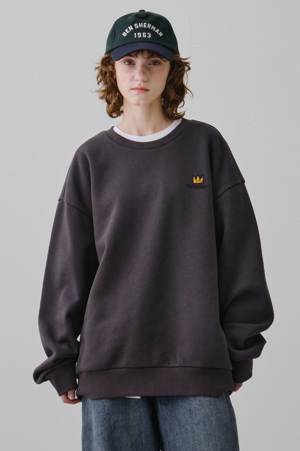 바스키아 시그니처 레터링 자수 기모 스웨트 셔츠 BPDTS487U는 남녀 모두 착용 가능한 오버핏/루즈핏 스웨트셔츠입니다. 오트밀, 멜란지 그레이, 다크 그레이, 블랙 4가지 색상으로 출시되었으며, 가을/겨울 시즌에 적합한 두꺼운 두께감과 부드러운 촉감의 기모 안감이 특징입니다. 가슴 부분에는 바스키아 디자인 자수가, 등판에는 Jean-Michel Basquiat 레터링이 자수되어 스트릿/캐주얼 스타일을 연출합니다. 일상, 집콕, 동네 마실룩 등 다양한 TPO에 활용하기 좋으며, 미니멀한 스타일까지 소화 가능한 활용도 높은 아이템입니다.
