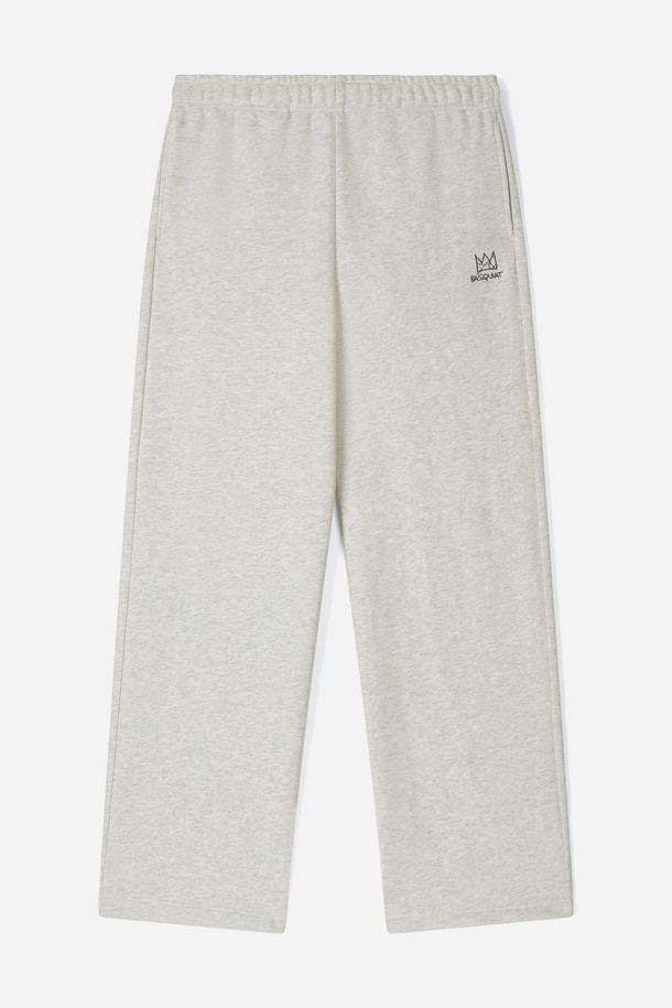 CROWN(크라운) 자수 스트레이트 스웨트 팬츠 BPDPT981F는 바스키아 콜라보레이션으로 탄생한 여성용 스웨트 팬츠입니다. 블랙과 오트밀 두 가지 색상으로 출시되었으며, 캐주얼 및 스트릿 스타일을 즐겨 입는 분들께 추천합니다. 면과 폴리에스테르 혼방 소재로 제작되어 편안한 착용감을 선사하며, 허리 밴딩과 넉넉한 스트레이트 핏으로 활동성을 높였습니다. 그래피티 아트 디테일 자수와 엘라스틱 밴드로 포인트를 주어, 동네 마실룩 또는 겨울 데일리룩에 개성 있는 스타일을 더할 수 있습니다.
