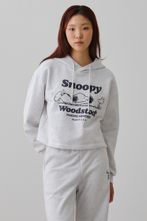 여성 SET-UP 스누피 그래픽 후드 크롭 티셔츠 FPDTS972F는 캐주얼 스타일의 여성 의류입니다. 부드러운 면 소재로 제작되어 편안한 착용감을 선사하며, 봄, 가을, 겨울 모두 활용 가능합니다. 그레이 컬러에 스누피 캐릭터 그래픽과 로고 패턴이 더해져 귀엽고 개성 있는 포인트를 줍니다. 크롭 기장과 긴 소매, 후드 디자인으로 트렌디함을 살렸으며, 집콕룩이나 산책룩으로 활용하기 좋습니다. 레귤러핏으로 제작되어 편안하게 착용 가능하며, 캐주얼, 미니멀, 스트리트 스타일을 즐겨 입는 분들에게 추천합니다.
