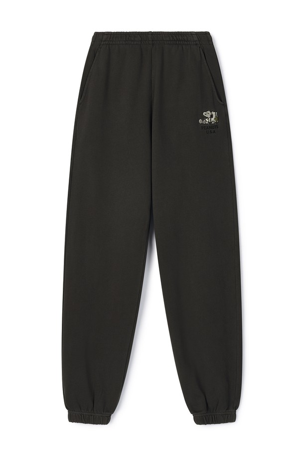 스누피 캐릭터가 돋보이는 여성 SET-UP 조거 팬츠입니다. 부드러운 면 소재로 제작되어 편안한 착용감을 선사하며, 봄, 가을, 겨울 세 계절 모두 활용 가능합니다. 캐주얼, 스포티 무드를 연출하며, 집콕룩, 산책룩, 여행룩 등 다양한 TPO에 적합합니다. 루즈핏 조거 팬츠에 밴딩 허리 디자인으로 활동성을 높였으며, 두꺼운 두께감으로 따뜻하게 착용할 수 있습니다.
