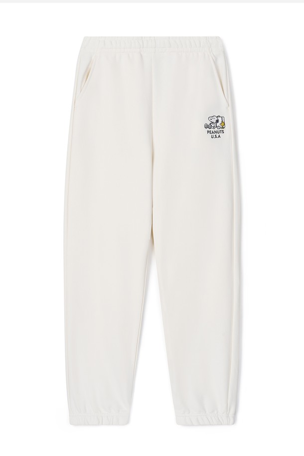 산뜻한 화이트 컬러의 여성 스누피 조거 팬츠입니다. 부드러운 면 소재로 제작되어 편안한 착용감을 선사하며, 캐주얼한 스타일을 연출하기 좋습니다. 릴렉스 핏과 조거핏 디자인으로 활동성을 높였으며, 허리 밴딩 처리로 편안함을 더했습니다. 스누피 캐릭터 패턴이 귀엽고 사랑스러운 포인트를 더해 산책룩, 미니멀룩 등 다양한 스타일에 활용하기 좋습니다. 봄, 가을 시즌에 적합한 두께감으로 데일리하게 즐겨 입을 수 있습니다.

