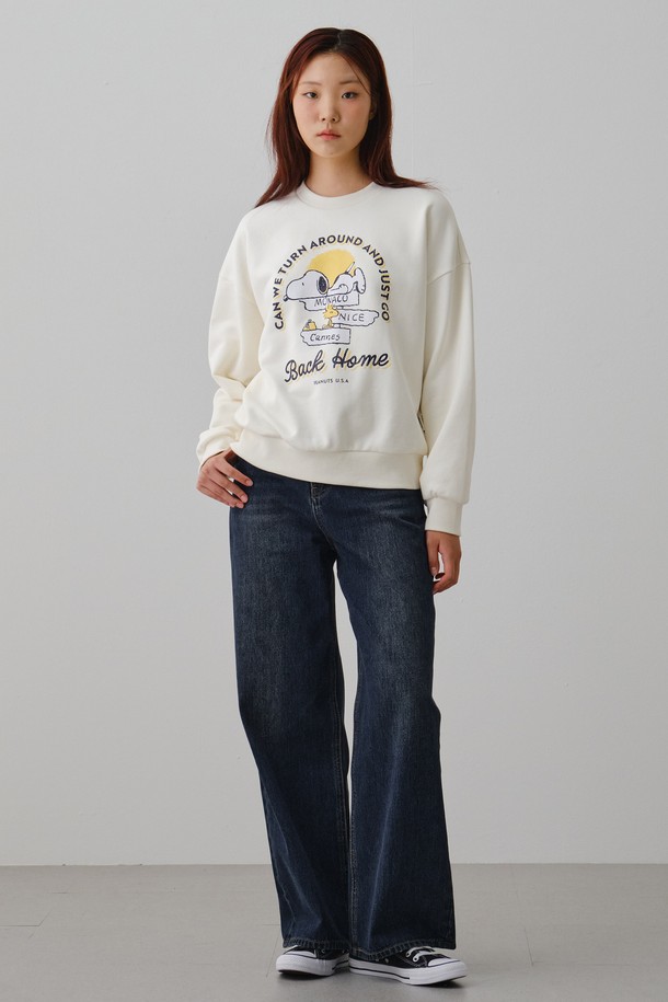 여성 와이드 데님 FPCDP894F는 캐주얼 및 미니멀 스타일을 모두 아우르는 데님 팬츠입니다. 봄, 가을에 적합하며, 뻣뻣한 촉감의 데님 소재로 제작되어 핏을 잘 잡아줍니다. 네이비 컬러의 무지 디자인에 하이웨스트, 와이드핏으로 다리가 길어 보이는 효과를 줍니다. 긴 기장으로 어떤 상의와도 쉽게 매치하여 편안하면서도 스타일리시하게 연출할 수 있습니다. 데일리룩으로 활용하기 좋은 아이템입니다.
