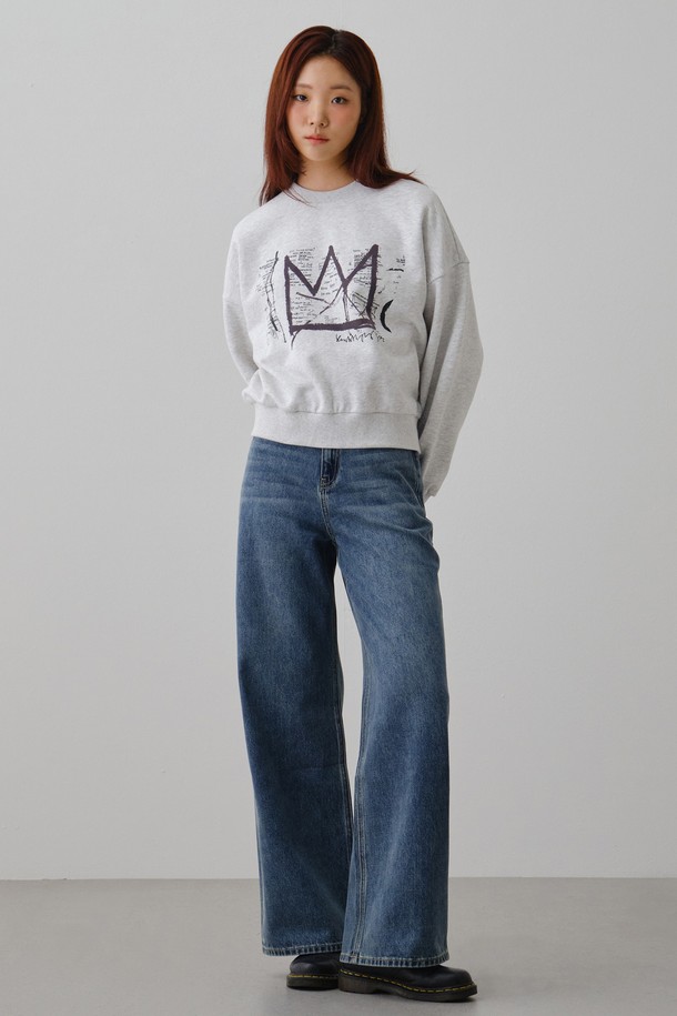 여성 와이드 데님 FPCDP893F는 캐주얼, 미니멀, 클래식 스타일을 아우르는 데님 팬츠입니다. 봄, 가을에 어울리는 긴 기장의 블루 컬러 바지로, 뻣뻣한 촉감의 데님 소재로 제작되었습니다. 하이웨스트 디자인과 와이드 핏으로 다리가 길어 보이는 효과를 줍니다. 베이직한 무지 디자인으로 다양한 상의와 매치하기 용이하며, 일상복으로 활용하기 좋습니다. 밴딩이 없는 스타일로, 깔끔한 실루엣을 연출합니다.
