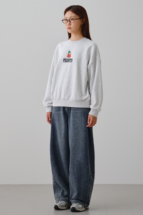 여성스러운 벌룬핏 디자인이 돋보이는 데님 팬츠입니다. 산뜻한 블루 컬러와 넉넉한 루즈핏으로 편안한 착용감을 선사하며, 봄, 가을 시즌에 활용하기 좋습니다. 캐주얼, 미니멀, 클래식 등 다양한 스타일을 연출할 수 있어 활용도가 높습니다. 무지 디자인으로 어떤 상의와도 잘 어울리며, 동네 마실룩, 봄 소풍룩, 여행룩 등 TPO에 구애받지 않고 즐겨 입을 수 있습니다. 피너츠 컬렉션(PEANUTS Collection) 제품으로 소장 가치를 더했습니다.
