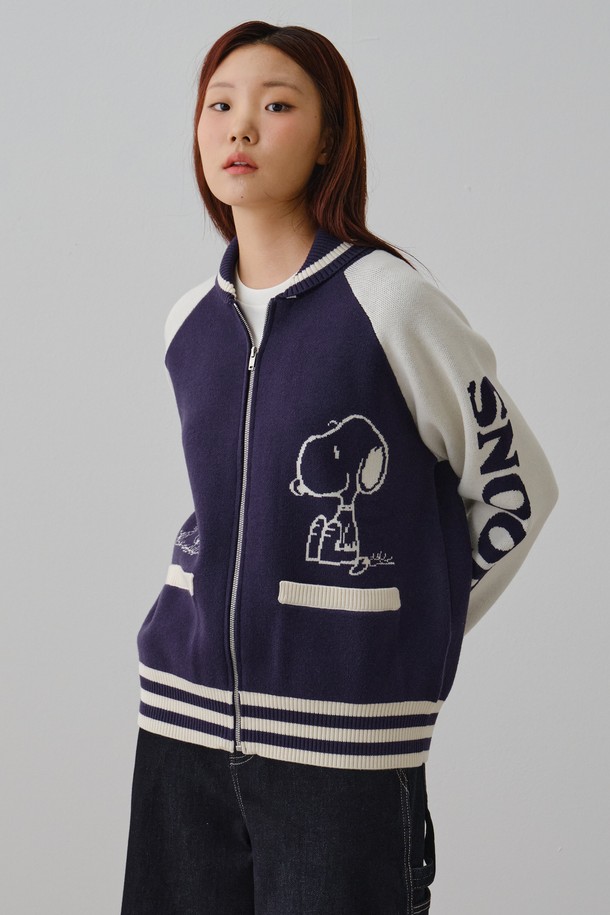 **여성 스누피 집업 가디건 FPDSW973F**

캐주얼한 스타일의 여성용 스누피 집업 가디건입니다. 네이비와 화이트 두 가지 색상으로 출시되었으며, 봄, 가을에 착용하기 좋습니다. 부드러운 니트 소재로 제작되어 편안한 착용감을 선사하며, 레귤러 핏으로 제작되었습니다. 라운드넥 디자인에, 긴소매와 스누피 캐릭터 프린트가 특징이며, 소매 레터링과 립 디테일로 포인트를 더했습니다. 데이트룩, 봄 소풍룩 등 다양한 TPO에 활용 가능하며, 미니멀, 프레피 스타일을 연출하기 좋습니다.
