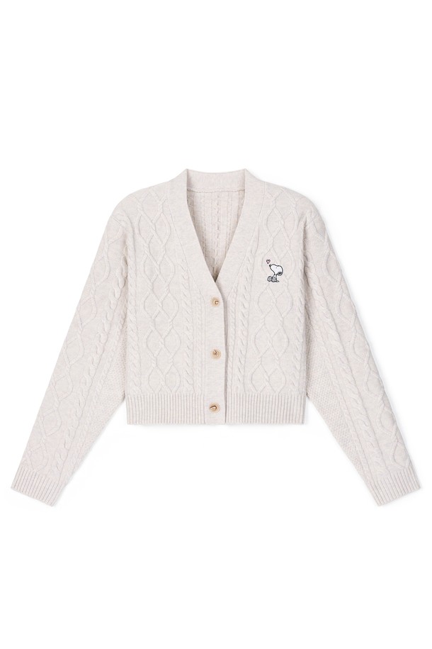 여성 스누피 니트 가디건 FPDSW972F는 봄, 가을에 산책룩이나 캐주얼, 미니멀 스타일로 연출하기 좋은 아이템입니다. 부드러운 니트 소재로 제작되어 편안한 착용감을 선사하며, 얇은 두께감으로 간절기 시즌에 활용도가 높습니다. 화이트 컬러에 스누피 캐릭터 디테일이 더해져 귀엽고 사랑스러운 분위기를 연출합니다. 레귤러핏 브이넥 디자인에 긴 소매 기장, 버튼 여밈 방식으로 제작되었으며, 크롭 기장으로 다리가 길어 보이는 효과를 줍니다. 일상복으로 편안하게 즐겨 입을 수 있는 니트 가디건입니다.
